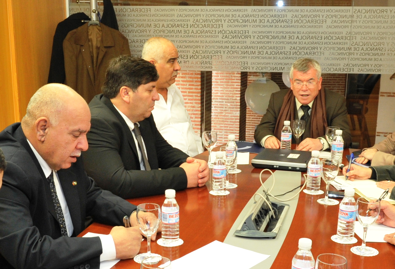 Qaddoura Mousa y Daniel Attar, en primer término, a la izquierda, durante la reunión con el Presidente de la FEMP, Pedro Castro.